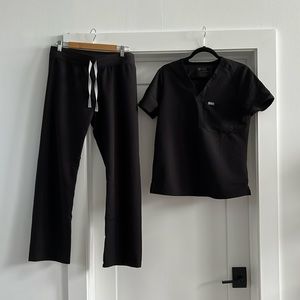 FIGS Medium Black Scrub Set EUC